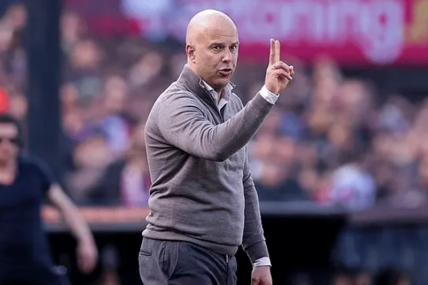 費(fèi)耶諾德主帥斯洛特或加盟利物浦